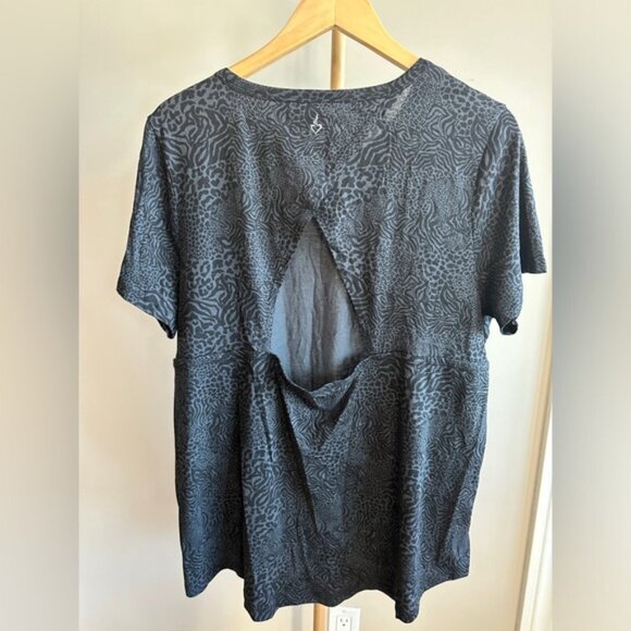 Torrid Active Cutout Animal Print T-Shirt โ Zebra Print โ Size 1X - Picture 3 of 5